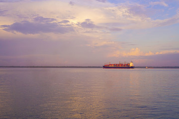 Obraz premium Sea sunset with cargo ship