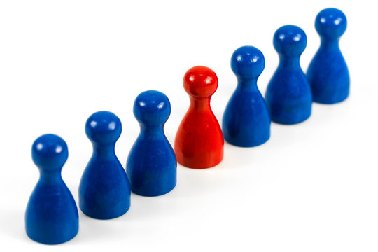 red halma cone between blue halma cones with copyspace indicating majority ratios and group constelation