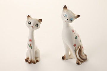 陶器製の猫の置物おもちゃ – Porcelain Cat Figurine Toy