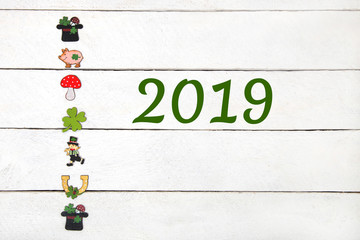 Hintergrund mit Glückssymbolen-2019