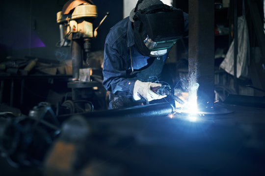 工場で溶接をする男性