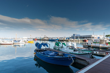 Obraz premium Barcas en el puerto de la ciudad de Cambrils en Tarragona, Costa Dorada, Cataluña.España