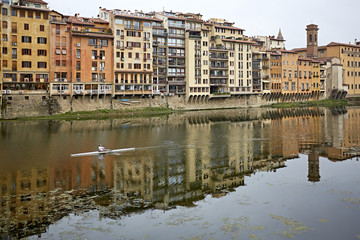 Fototapeta na wymiar Florenz Arno Fluss alte Häuser Spiegelung
