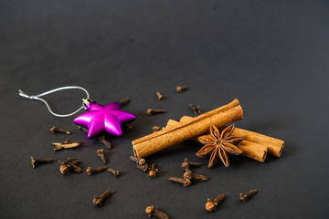 Weihnachtsdekoration und verschiedene weihnachtliche Gewürze