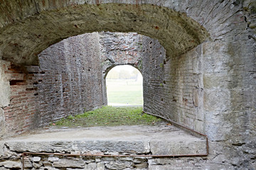Historische dicke Mauer Burg Bogen Tunnel