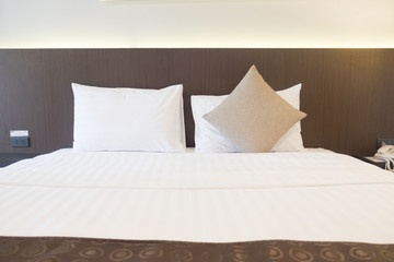 Fototapeta na wymiar White bedding and pillow in hotel room