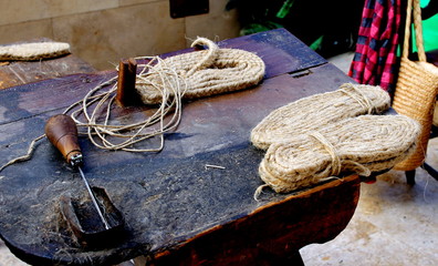 Utensilios para fabricar suelas de esparto y cáñamo para alpargatas o zapatos