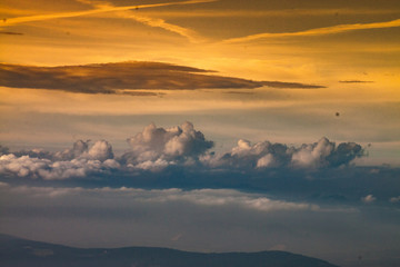 Phantastische Himmelsstimmung, Wolkenbilder, Abendstimmung über dem Land, Goldenes Licht am Abend, Wolkenlandschaft