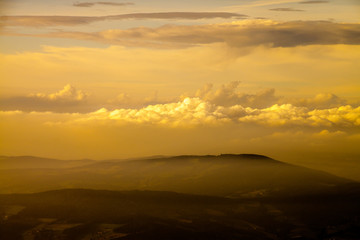 Phantastische Himmelsstimmung, Wolkenbilder, Abendstimmung über dem Land, Goldenes Licht am Abend, Wolkenlandschaft