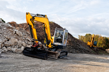 kleiner bagger auf baustelle