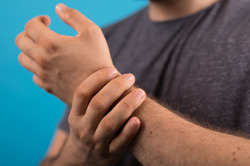 Fototapeta premium itchy and scratch man