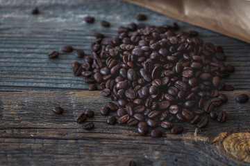 Close-up Nahaufnahme von hand gerösteten Kaffee Bohnen auf Alt Holz mit Macro aufgenommen