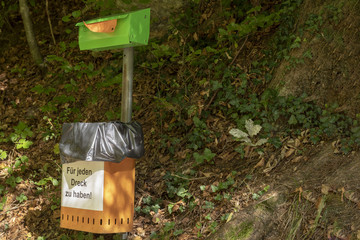 Mülleimer an einem Waldweg in Gsteigwiler Schweiz