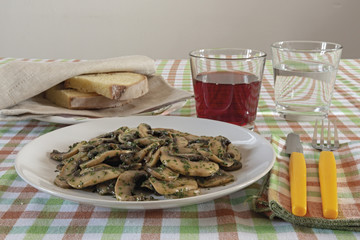 funghi champignons trifolati dal basso