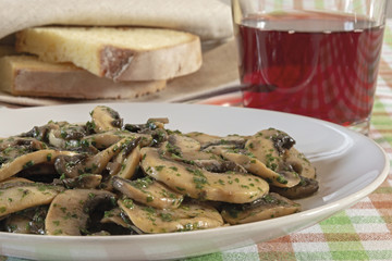 funghi champignons trifolati dal basso primo piano