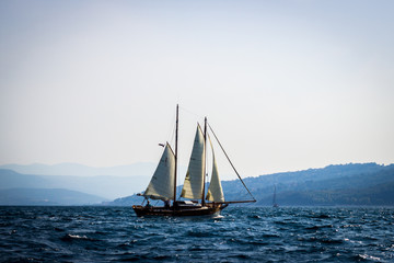 Barca a vela in legno 
