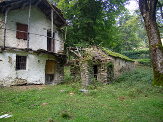 Fototapeta na wymiar abandoned and ruined farmhouse in the Mottarone woods in Piedmont,Italy