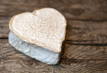 Fototapeta na wymiar fromage pâte molle sur vieux bois 