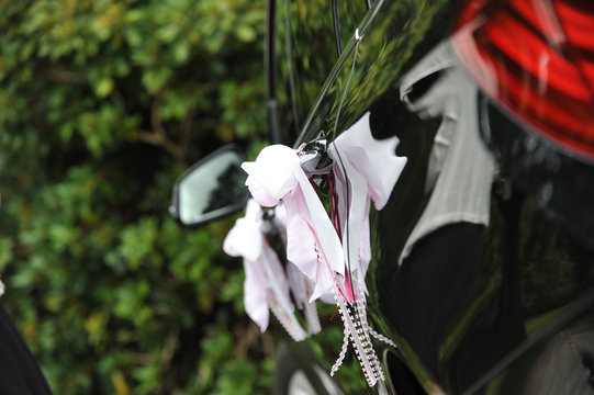 blumendeko schmuck schleife am auto hochzeit brautauto heiraten deko dekoriert