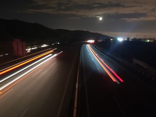 Obraz premium larga exposicion en autopista ap7