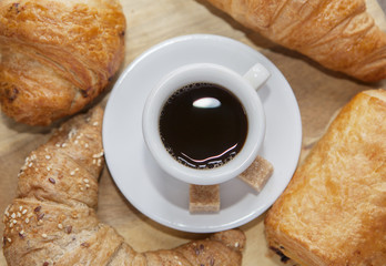 café noir sucré et viennoiseries