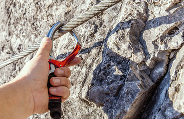 Karabiner in Stahlseil einhängt