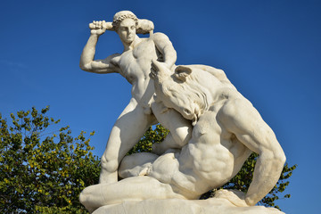 Marbre de Thésée et le Minotaure au jardin des Tuileries à Paris, France