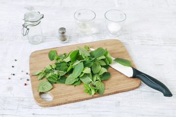 How to make traditional english lemon balm (mint) sauce