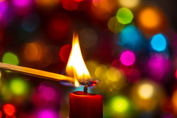 Kerze anzünden weihnachten advent weihnachtlich, Streichholz zündet kerzendocht, feuergefahr,...