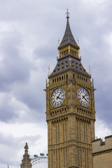 Fototapeta na wymiar Биг Бен часы и часть здания летним пасмурным днем. На часах 16:10 Лондон.