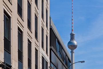 Berlin: Straßenfotografie Berliner Innenstadt / Bezirk Mitte, Straßenblick Fernsehturm,...