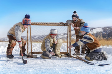 Young hockey players discuss the strategy of the game