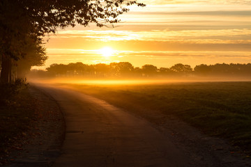 Schöne Landschaft im Sonnenaufgang