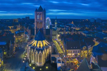 Fototapeten Schöner Weihnachtsmarkt in den Straßen von Belgien © Travelblend