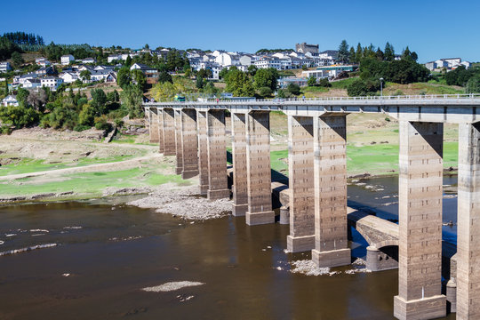 Puente de entrada a Portomar&iacute;n, Lugo. Embalse de Belesar, R&iacute;o Mi&ntilde;o. Camino de Santiago, Galicia.