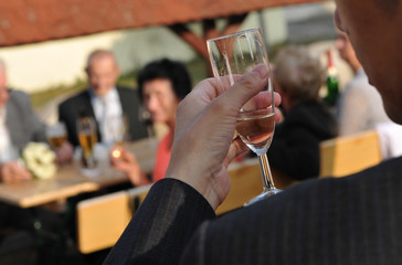 hand hält bierglas sektglas bier glas anstoßen hochzeit feier geburtstag