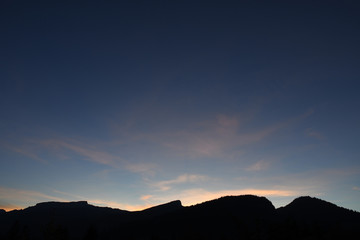  kleinwalsertal, bergsilhouetten vor abendhimmel