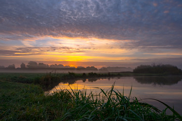 Schöne Landschaft im Sonnenaufgang