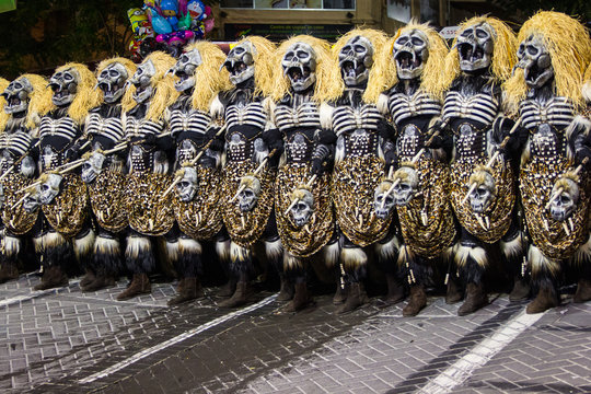 Fila de "predators" en un desfile de moros y cristianos en el medio dela calle