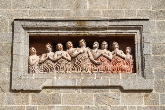 Relieve de las &aacute;nimas del purgatorio. Fachada de la Capilla de Las &Aacute;nimas. Santiago de Compostela, Galicia.