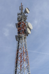 Telekommunikationsturm Antenne ragt in den Himmel  Telekommunikation GSM 5G, 4G, 3G