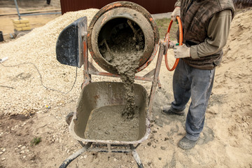 Mixing of concrete in a concrete mixer