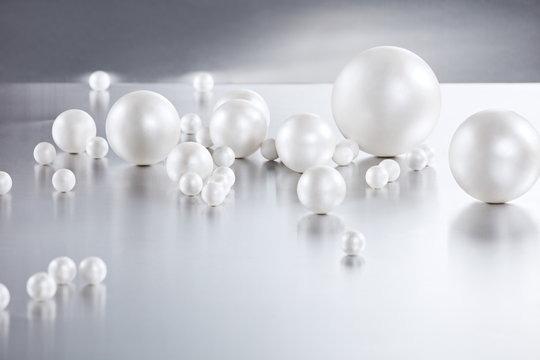 Perły na błyszczącym tle