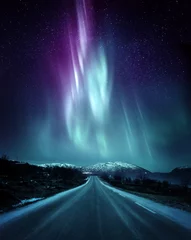  Een rustige weg in Noorwegen met een spectaculair noorderlicht Aurora-display dat de nachtelijke hemel boven de bergen verlicht. Een populaire bestemming binnen de poolcirkel voor de jacht op het noorderlicht. © James Thew