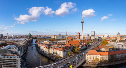 Berlin City Skyline Panorama am Tag mit Fernsehturm