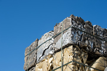 Aluminium Blechschrott gepresst zu Paketen