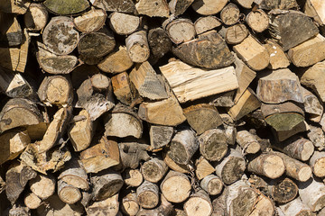 Gestapeltes Brennholz für den Kamin / Kaminholz / Brennholz