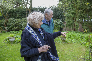 Paar Senioren planen im Garten