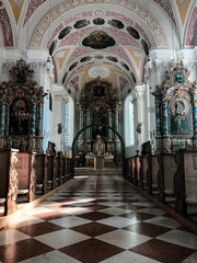 Fototapeta na wymiar Prunkvolle Kirche von innen Blick auf goldenen Altar mit Stuck