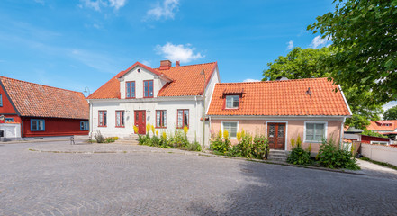 Fototapeta na wymiar colorful houses in gotland
